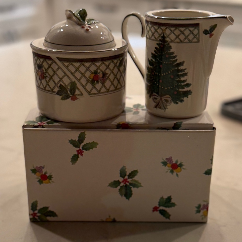 Mikasa Christmas Sugar Bowl and Creamer EUC - Picture 3 of 10